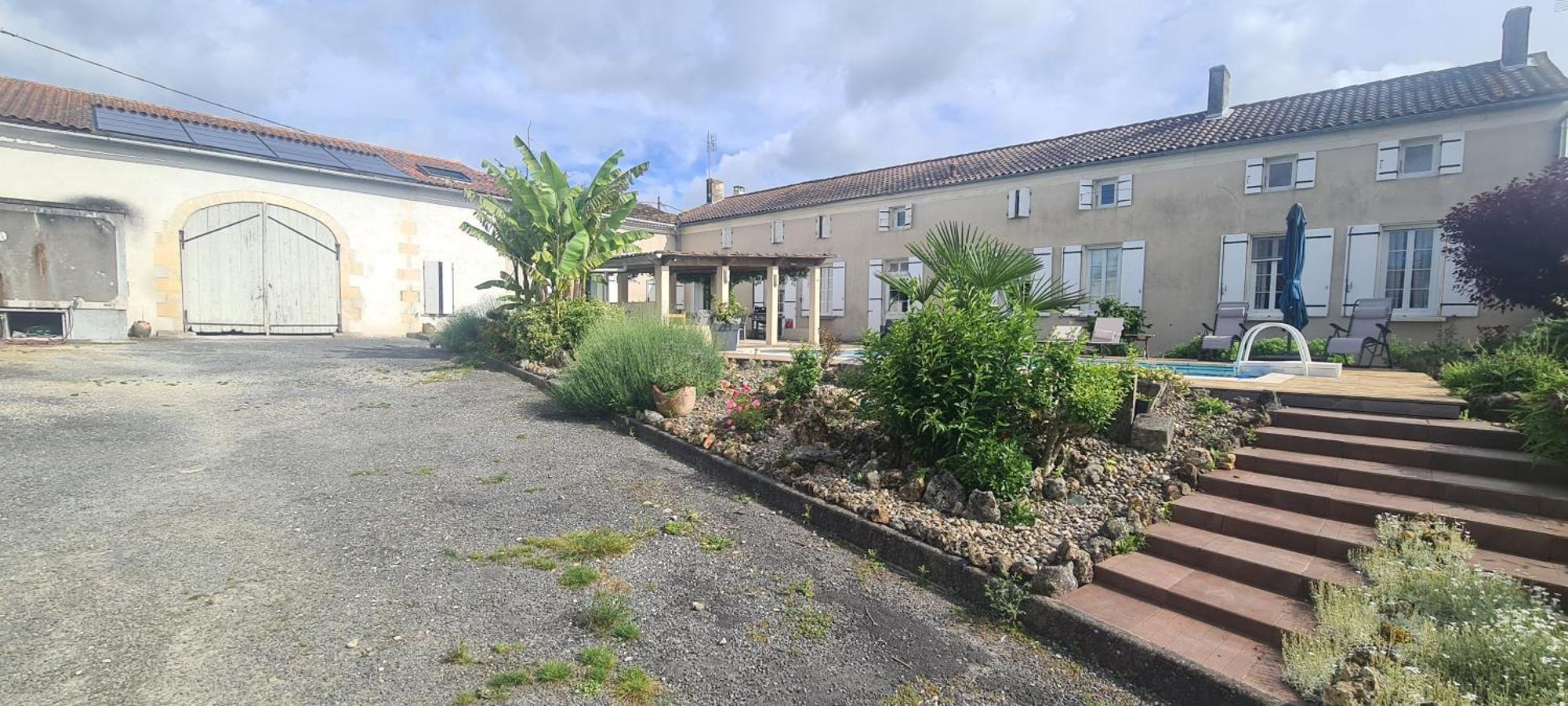 Gites De 2 A 11 Personnes Au Domaine D'Usson Echebrune Екстериор снимка